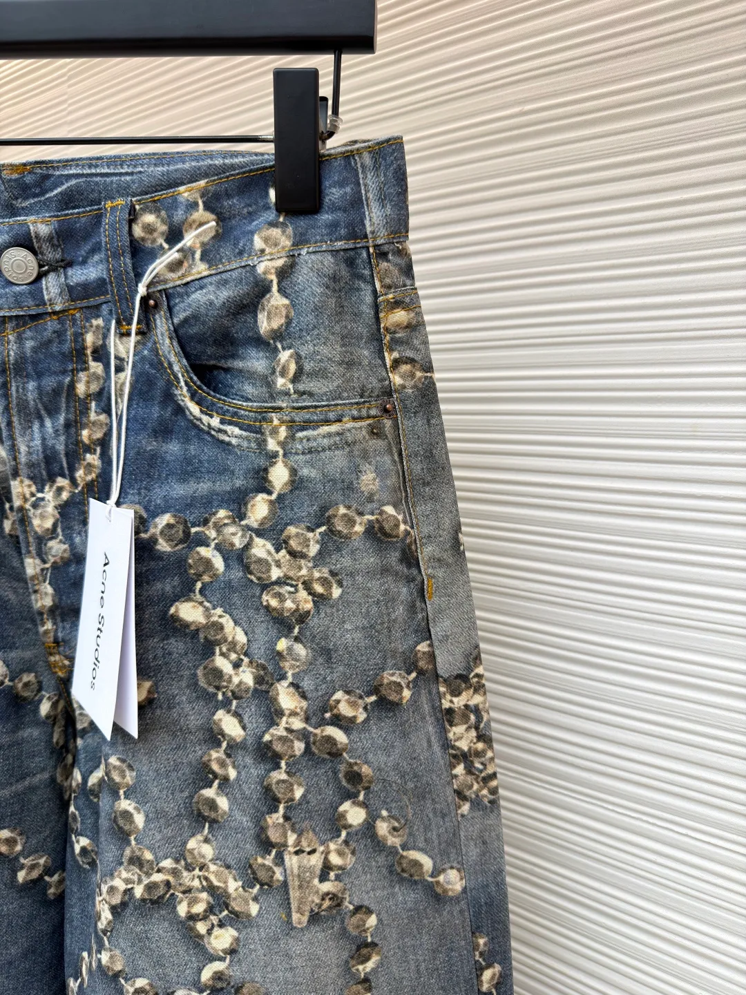 Acne Studios 1981 crystal bow 3D trompe l'oeil bear print jeans ●Original version: 4799 purchase and development ●Item number: 1681621-A80 ●Fabric: denim fabric ●Technology: Printed washed production ●Color: washed blue ●Version: loose fit ●Weight: about 695 grams ●Size: XS-S-M-L-XL-XXL ●Description: These jeans are made of high-density pure cotton denim fabric, which has been treated with a special stonewashing process to show a natural distressed effect and a unique worn texture, while ensuring the stiffness and wear resistance of the fabric. The straight silhouette has a smooth cut and the waistline is designed to fit ergonomics, making it comfortable to wear and allow for freedom of movement. The trousers are decorated with complex bead chains and metal rivets, with exquisite craftsmanship, strong three-dimensional effect and exquisite details. The splicing of the front and back pieces adopts flat-turn open-stitching technology. The stitching is even and neat, and the lines are clear and smooth. The edges of the pockets and trouser legs are reinforced to ensure durability and aesthetics. The hardware accessories have outstanding texture, the zippers are smooth and durable, and the feet are designed with natural curling edges, which not only retains the classic style of denim items, but also incorporates modern design language. From fabric selection, tailoring and production to detail processing, they all reflect the ultimate pursuit of quality and craftsmanship. They are suitable for various occasions and show a fashion attitude that coexists elegance and practicality. The overall wiring is straight and delicate, the fabric is comfortable and soft, and the color is consistent without color difference. It can be matched with the same style to create a fashionable look and control various occasions. Customized accessories, complete with three standards, same style for men and women!
